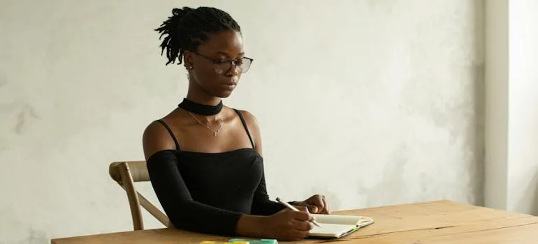 A woman creating plan for last minute relocation to Virginia