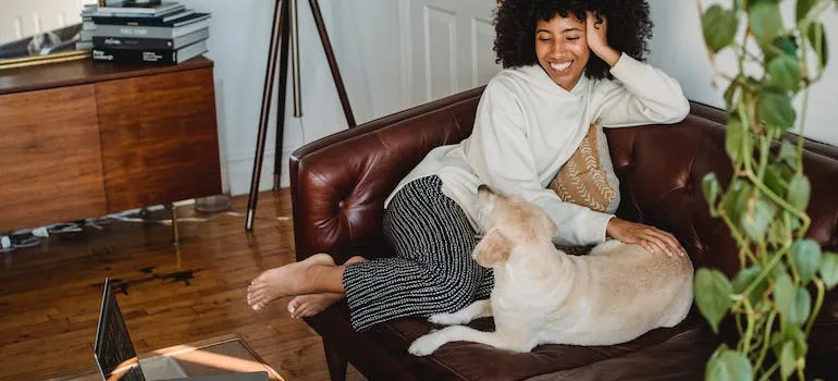 A woman with a dog thinking how to have smooth move with your pets