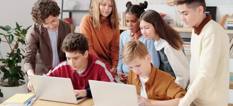 Kids in the school exploring online Is Washington DC a good place to relocate with a teenager
