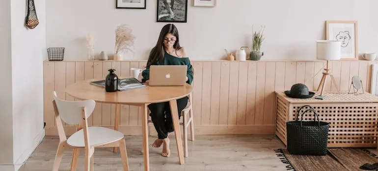 A woman using laptop trying to find the perfect apartment in Washington