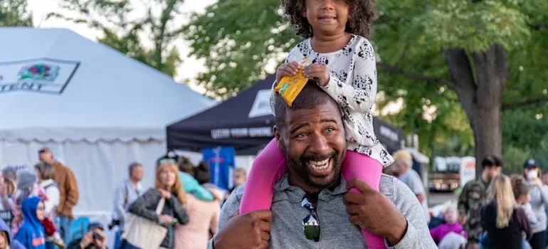 A daughter and a father at the festival 