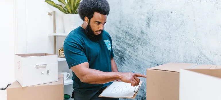 A movers packing belongings for moving from Maryland to Florida