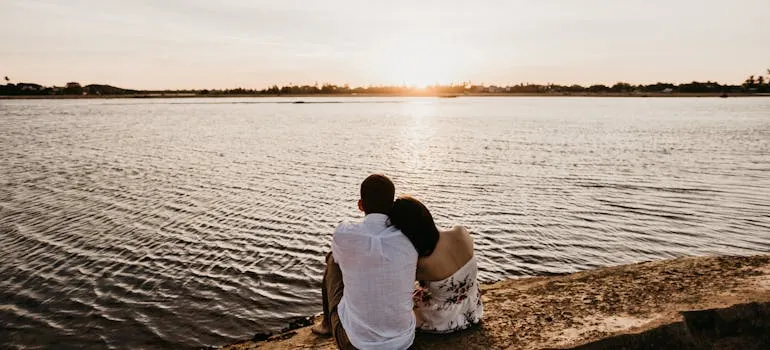 A couple next to the lake in one of the most romantic cities in Maryland