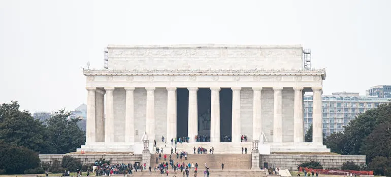 People in front of the Lincoln Memorial