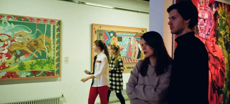 People in the gallery 