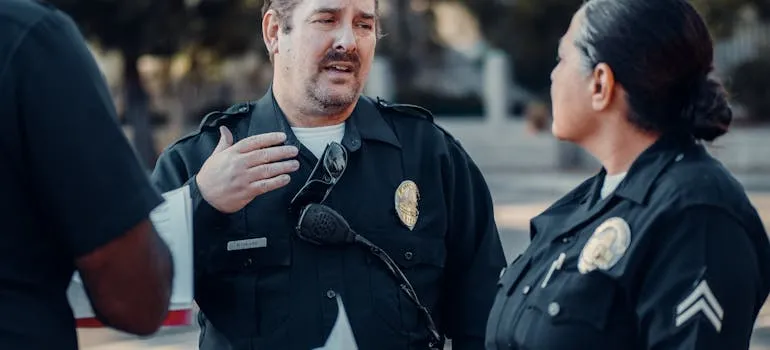Two policeman talking about the safety record in Atlanta vs DC