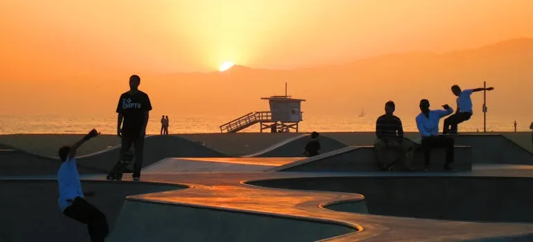 People in the skatepark talking about differences between Los Angeles and Washington