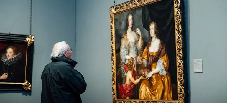 A senior in the museum 