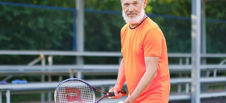 A senior playing tenis