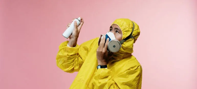 A person holding a spray