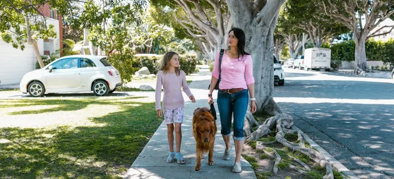 A mother and dughter walking on the street