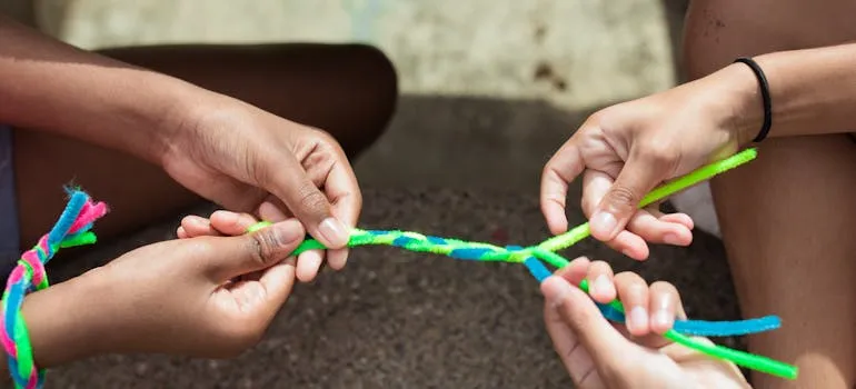Children making bracelet