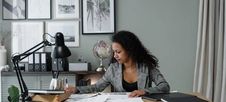 A woman trying to find reliable long distance moving services in Maryland