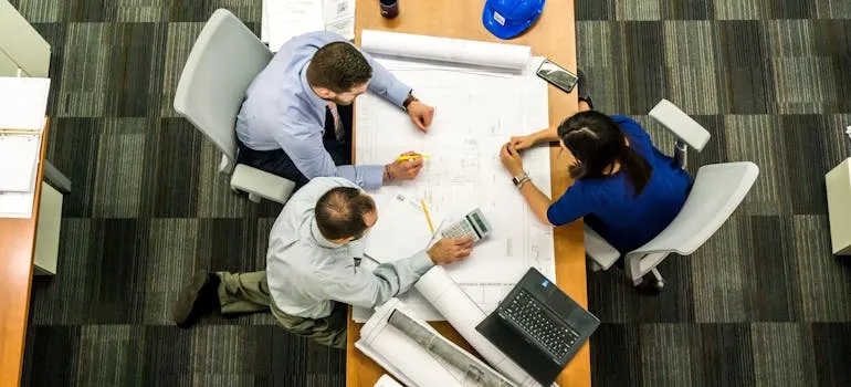 People in the office 