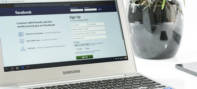 Facebook on the laptop