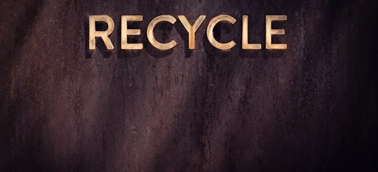 A sign that says recycle