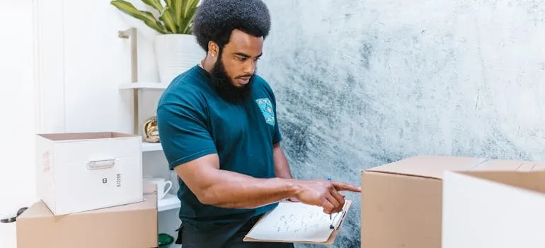A mover holding a DC to Austin moving guide