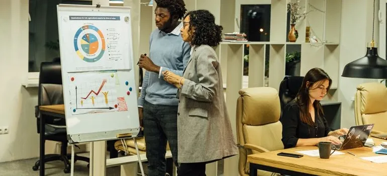 People analyzing why entrepreneurs are moving from DC to Atlanta